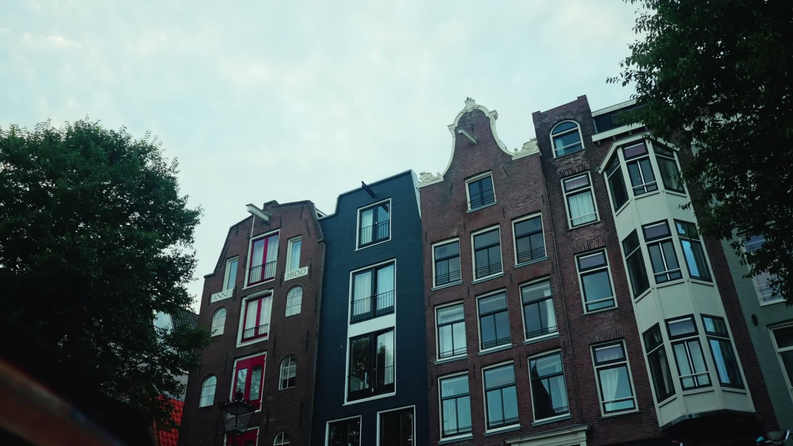 Appartementencomplex met gedeeld dak en zonnepanelen